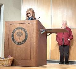 Orange County Clerk Kelly Eskew administers the Oath of Allegiance to new citizens.