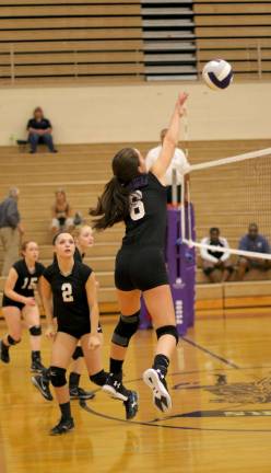 Photos by William DimmitJessica Ader (#6) had 10 kills in the match.