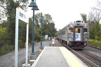 A train leaving Harriman Station for Port Jervis.