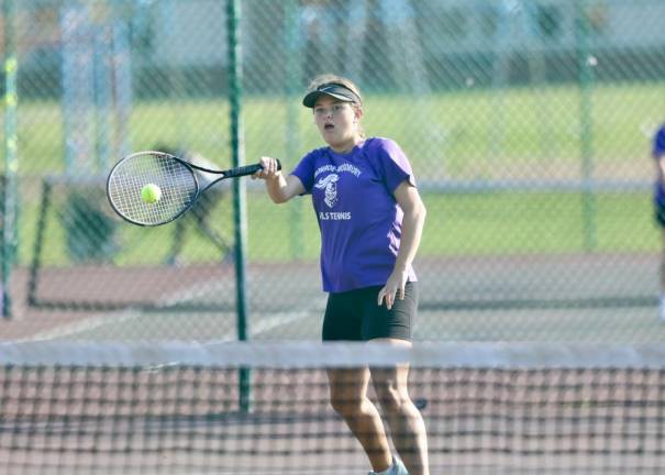 Khloe Donohoe attacks the net.